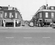 857273 Gezicht in de Anjelierstraat te Utrecht, vanaf de Amsterdamsestraatweg, met links het hoekpand ...